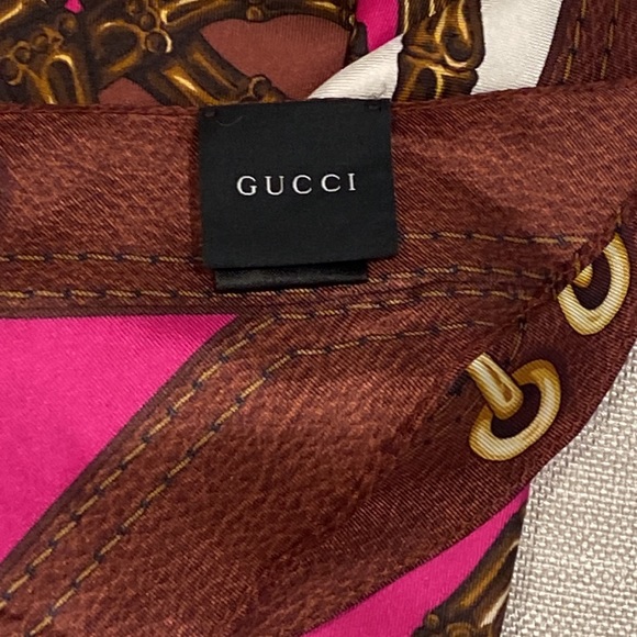 GUCCI SILK BANDANNA SCARF 🧣 MADE IN ITALY TRIANGULAR WITH HORSBIT BUCKLE - Picture 3 of 16